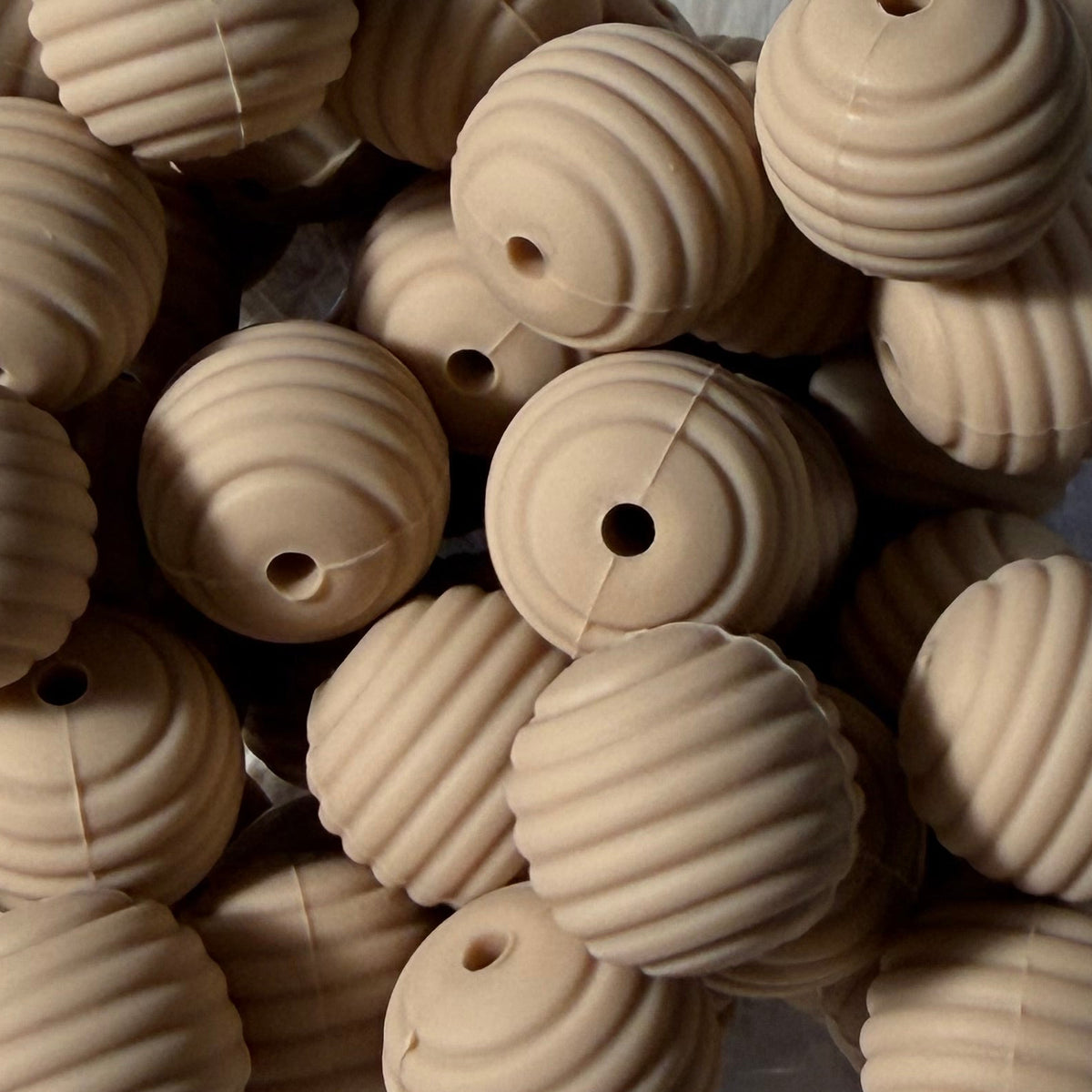 Perle strié beige foncé 15mm